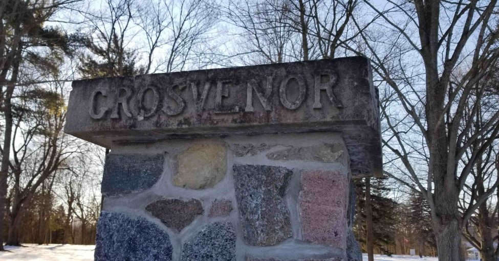 GL stone post w GROSVENOR sign